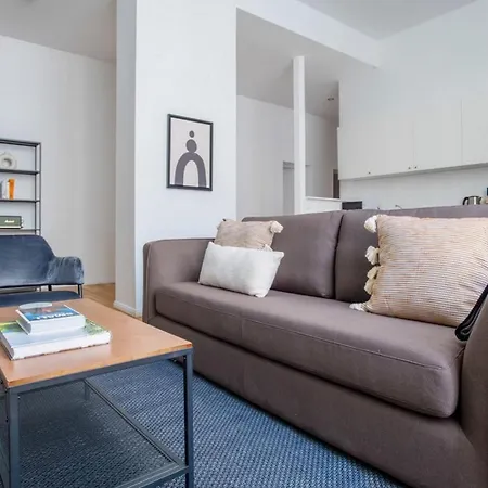 4bdr Lovely Close To Everything Apartment *
